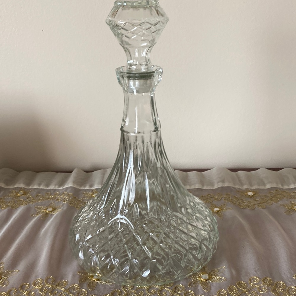 Vintage Wine Decanter Clear Glass with Top Diamond Cut in Excellent Condition